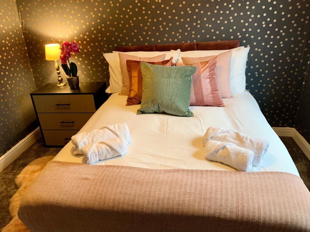 Stoke-on-Trent Stamer House By Yourstays, Stylish Quirky House, With 4 Double Bedrooms, Book Now! מראה חיצוני תמונה